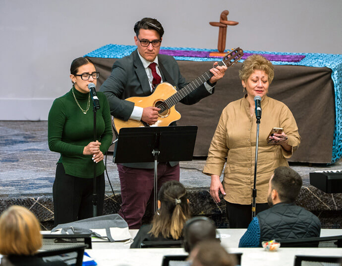 A família do Rev. Edgar Avitia Legarda canta um poema que ele escreveu e tornou-se em música durante o culto em sua memória nas primeiras reuniões conjuntas da Junta dos Ministérios Globais e a Junta do de Ensino Superior e Ministério da Metodista Unida no dia 7 de Março na Emory University em Atlanta. Avitia, membro de longa data da Junta dos Ministérios Globais da Metodista Unida, morreu no ano passado aos 62 anos. Foto de Adam Bowers, Ministérios Globais.