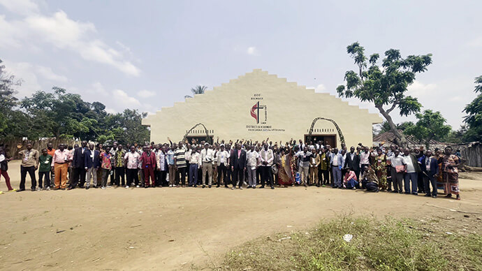 L’Évêque Méthodiste Uni Gabriel Unda Yemba de la Région Épiscopale du Congo Est coupe le ruban symbolique de l’Eglise Locale Révérend Victor Wetchi. La nouvelle église locale – construite grâce à un financement du GBGM, des contributions des fidèles et d'autres personnes de bonne volonté – a été inaugurée dans le district ecclésiastique de Kibombo, au Congo. Photo par Chadrack Tambwe Londe, UM News