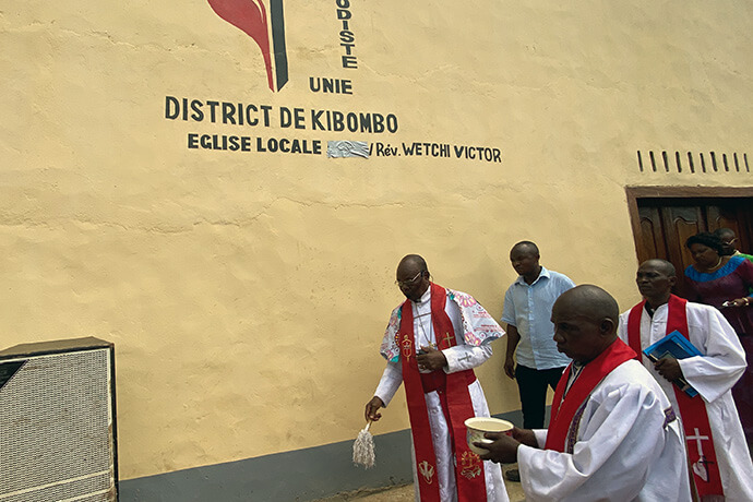 L’Évêque Méthodiste Uni Gabriel Unda Yemba de la Région Épiscopale du Congo Est en train de bénir la nouvelle église Révérend Victor Wetchi le jour de la dédicace dans le District Ecclésiastique de Kibombo. La nouvelle église a une capacité d'accueil de plus de 1000 fidèles, ce qui est beaucoup plus que l'ancienne église qui avait une capacité d'accueil de 400 fidèles. Photo par Chadrack Tambwe Londe, UM News