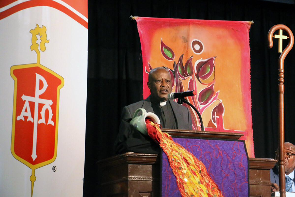 Le père Emmanuel Katongole, prêtre catholique et théologien qui a travaillé à la Duke Divinity School, s'adresse au Conseil des Évêques Méthodistes Unis, réuni cette semaine au Centre de Conférence d'Epworth by the Sea à St Simons Island, en Géorgie. À l'invitation de l'équipe de leadership antiraciste des évêques, M. Katongole a parlé des défis que posent le racisme et le tribalisme aux chrétiens. Photo de Rick Wolcott, Conseil des Évêques.