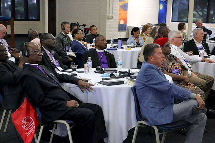 Des Évêques d'Afrique, des Philippines, d'Europe et des États-Unis écoutent une présentation sur le travail de l'Église contre le racisme et le tribalisme. Photo de Rick Wolcott, Conseil des Évêques.